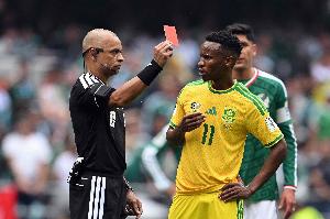 科貝：首輪染紅的南非中場特姆巴·茲瓦內被FIFA禁賽3場