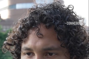 父愛如山！巴拉圭后衛卡納萊女兒患自閉癥，特留長發供其舒緩情緒